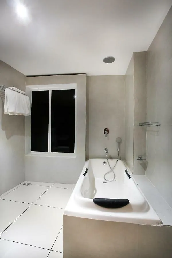 Hotel Navarathna Alwaye 4*,  Индия