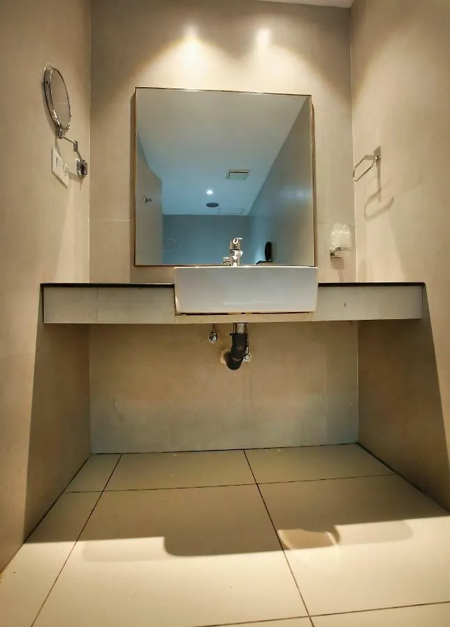 Hotel Navarathna Alwaye