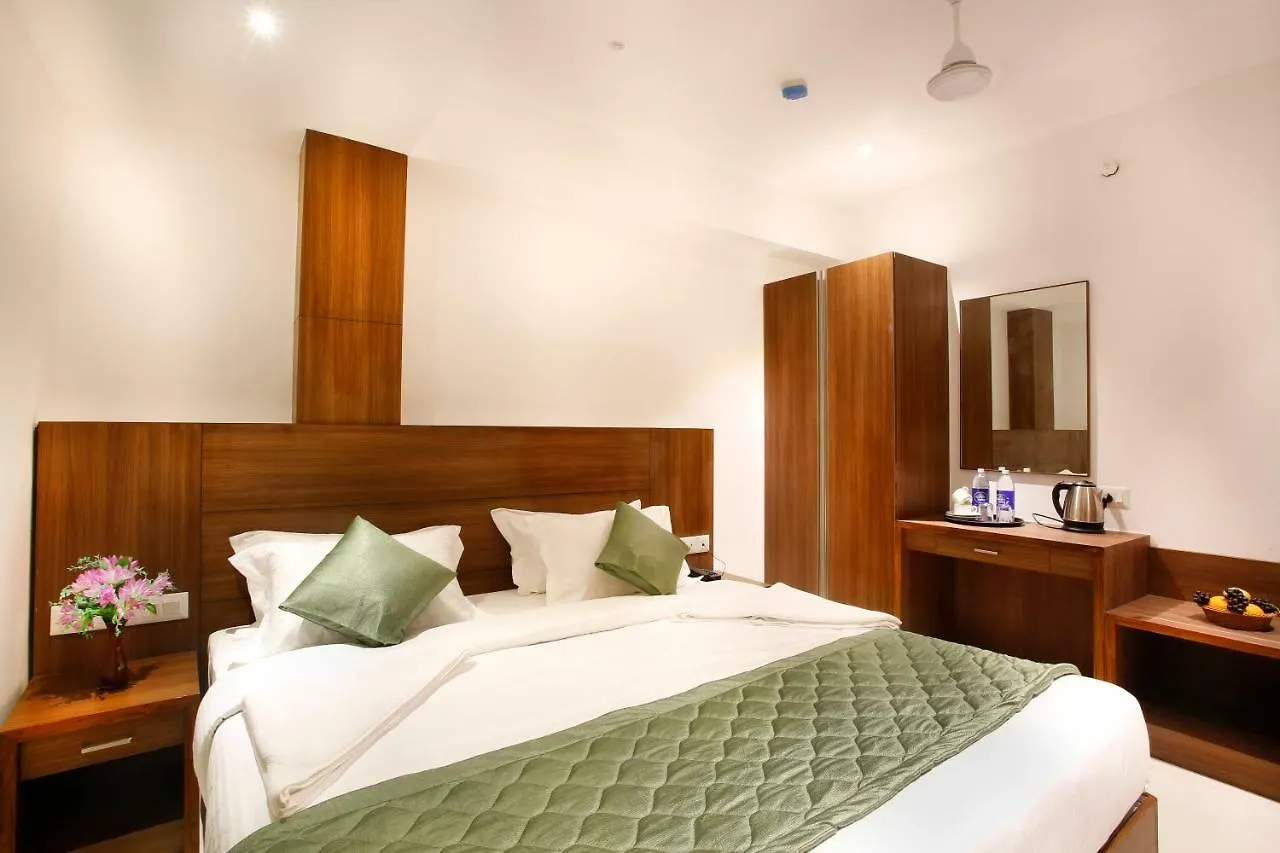 Hotel Navarathna Alwaye 4*,